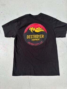 Men's Destroyer Equipment T-Shirt Black Spell-Out M Outdoor Snow Skate Bike UT‎